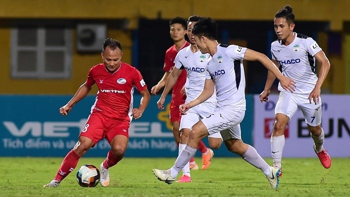 Viettel (in red) are temporal league leaders after matchday 3 of V.League’s second phase. (Photo: NDO/Tran Hai)