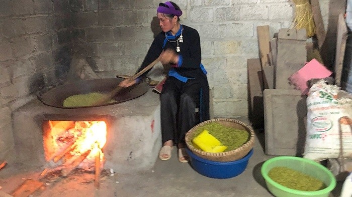 Roasting young rice gains in a big cast-iron pan. (Photo:  NDo/Tuyet Loan)