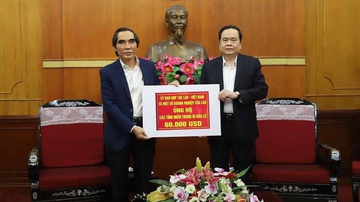 VFF President Tran Thanh Man (R) receives a donation worth US$60,000 from Deputy Minister of Planning and Investment Nguyen Van Trung. (Photo: mattran.org.vn)