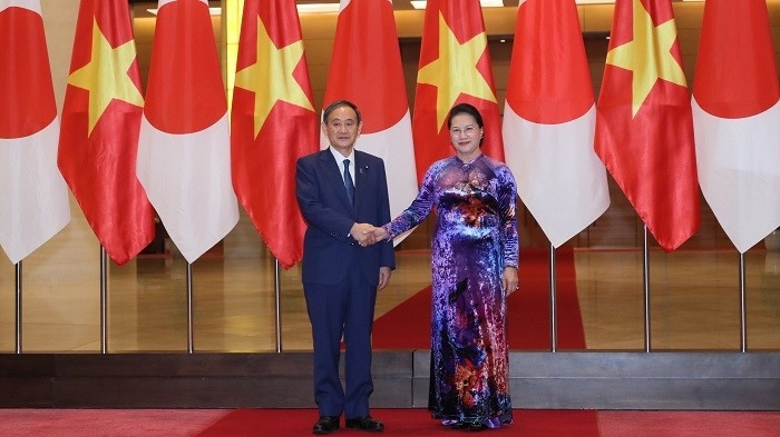 NA Chairwoman Nguyen Thi Kim Ngan (R) and visiting Japanese PM Suga Yoshihide. (Photo: NDO/Duy Linh)