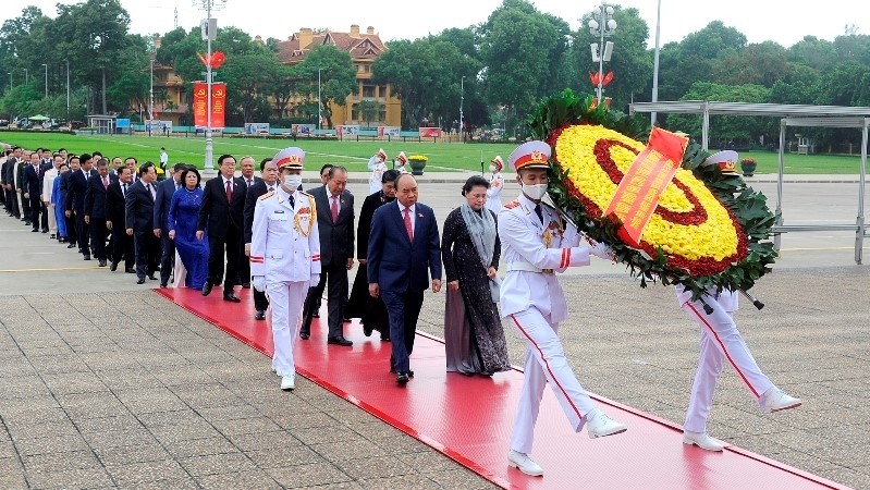 At 7:30am, Prime Minister Nguyen Xuan Phuc and NA Chairwoman Nguyen Thi Kim Ngan led the delegation to pay tribute to President Ho Chi Minh.