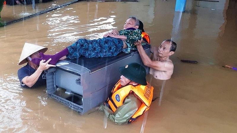 Local people in Le Thuy district, Quang Binh province evacuated from flooded areas. (Photo: NDO)