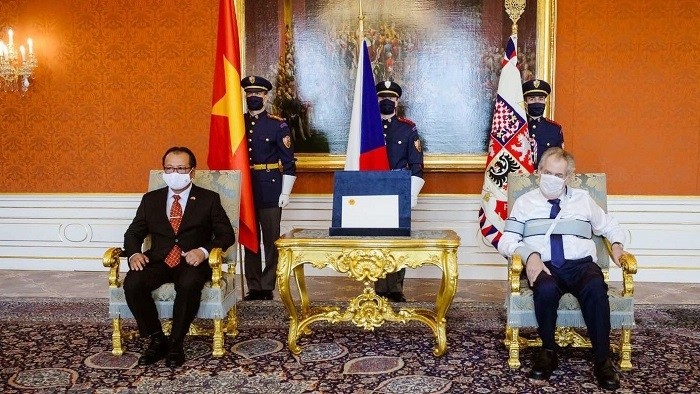 Ambassador Thai Xuan Dung (L) and President of the Czech Republic Miloš Zeman. (Photo: VNA)