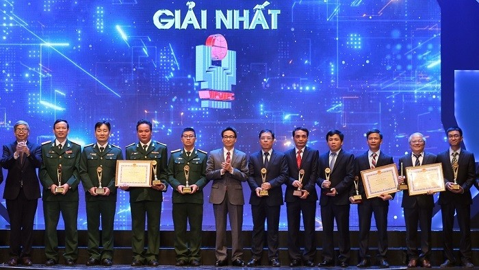 Deputy Prime Minister Vu Duc Dam (sixth from left) congratulates first prize winners at the ceremony (Photo: VGP)