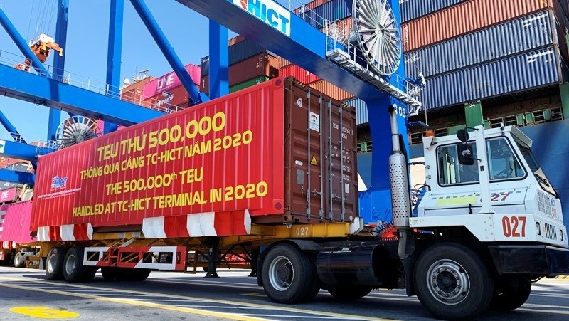 The 500,000th container handled at the terminal. (Photo: NDO)