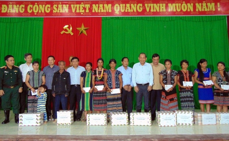 Deputy PM Truong Hoa Binh presents gifts to flood-hit people in Quang Nam Province.