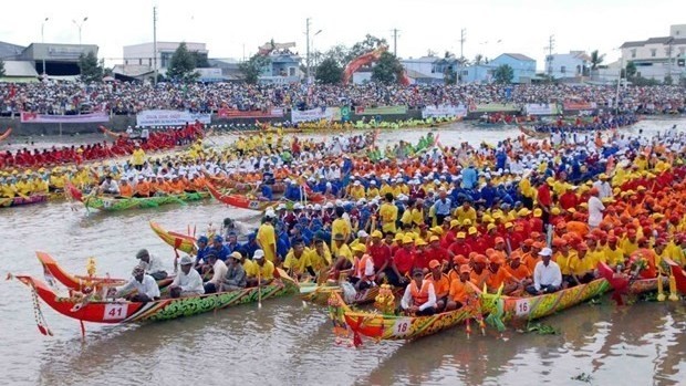 Boat racing is an important activity of the traditional Ok Om Bok festival of Khmer people (Photo: VNA)