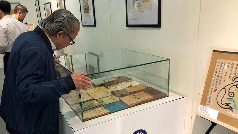 A visitor looks at old books on Nguyen Du and the Tale of Kieu.