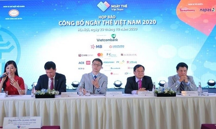 Representatives of the State Bank of Vietnam, Tien Phong newspaper and units at the ceremony to announce the Vietnam Card Day 2020 on October 29.