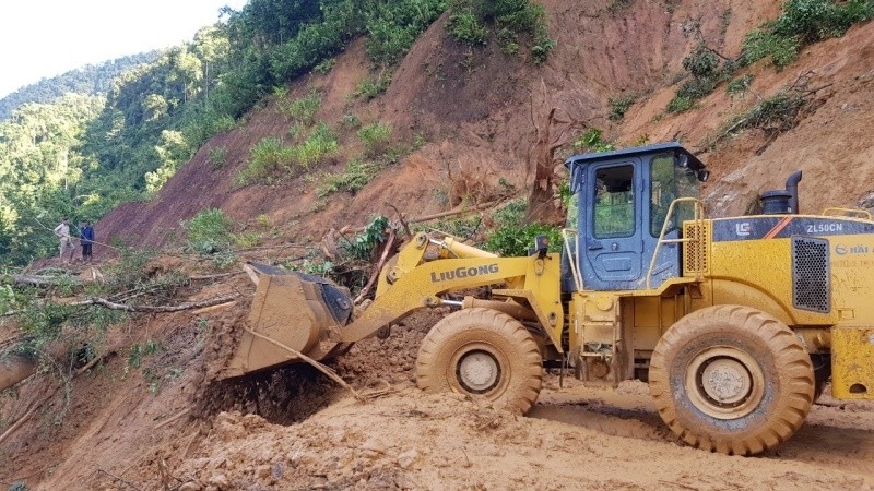 Military forces and vehicles have been mobilised to join the rescue mission against the landslide in Nam Tra My District, Quang Nam Province. (Photo: NDO/Tan Nguyen)