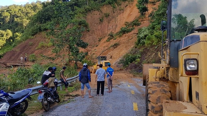 Roads are being cleared out to enable forces to access landslide sites in Nam Tra My district, central Quang Nam province. (Photo: NDO)