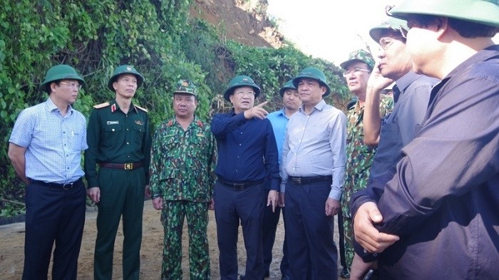 Deputy Prime Minister Trinh Dinh Dung (fourth from left) directs the search and rescue operations in Nam Tra My district, Quang Nam province on October 29, 2020. (Photo: NDO)