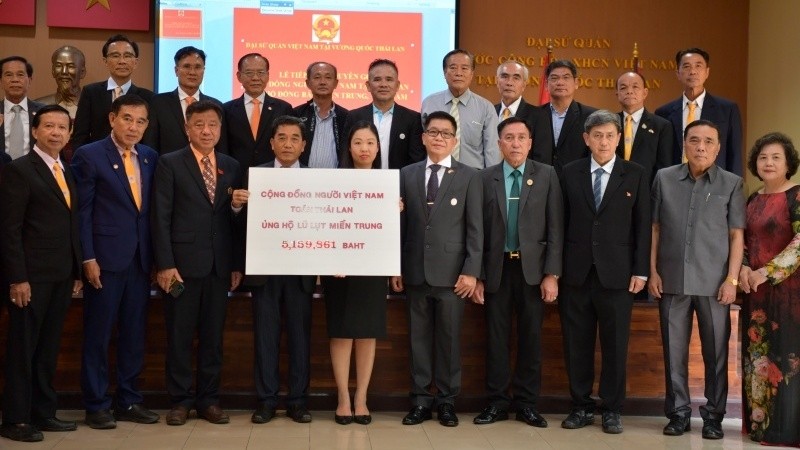 Representatives from the Association of Vietnamese People in Thailand grant a donation of VND3.7 billion to flood victims in Vietnam.