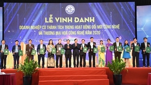 Sixteen oustanding individuals are honoured at the opening ceremony. (Photo: qdnd.vn)