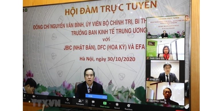 Online talks between Head of the Party Central Committee’s Economic Commission Nguyen Van Binh and leading officials of JBIC, DFC and EFA (Photo: VNA)