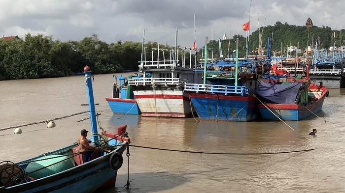 Fishermen in Phu Yen Province anchor their boats against approaching Storm Goni. (Photo: NDO/Trinh Ke)