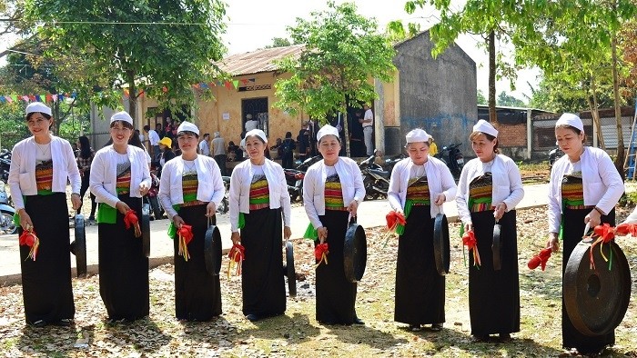 Muong ethnic women join in a gong performance 