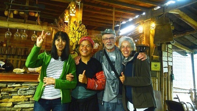 Trang A Chu (second from left) welcomes visitors to his homestay (Photo: VOV)