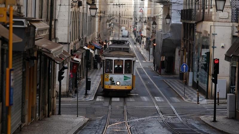A tram is pictured on the empty street during the COVID-19 outbreak, in downtown Lisbon, Portugal October 31, 2020. (Photo: Reuters)