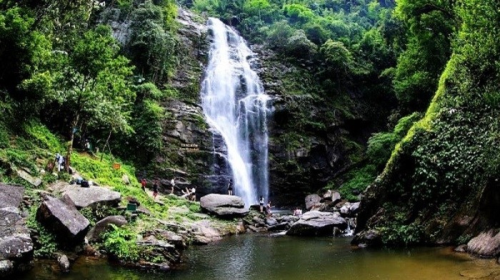 Khe Kem waterfall: A white silk strip in Pu Mat National Park 