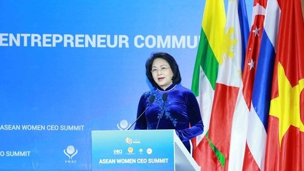 Vice President Dang Thi Ngoc Thinh delivers a speech at the ASEAN Women CEO Summit in Hanoi on November 9 (Photo: VNA)