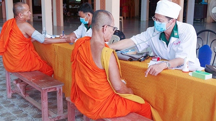 Medics with the Border Guard force provide medical examinations for monks at a Khmer pagoda in Lac Hoa commune, Vinh Chau town, the Mekong Delta province of Soc Trang. (Photo: NDO/Nguyen Phong)
