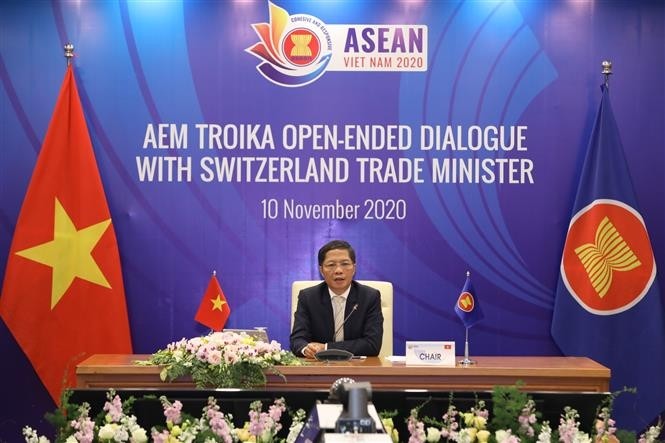 Vietnamese Minister of Industry and Trade Tran Tuan Anh speaks at the event. (Photo: VNA)