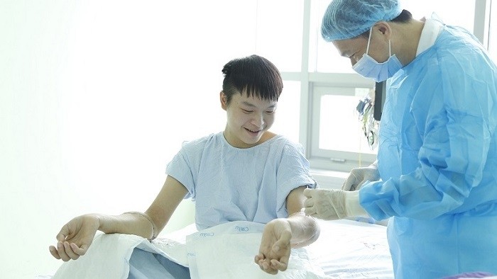 The patient’s forearms performed well after the first successful simultaneous forearm transplant in Vietnam.