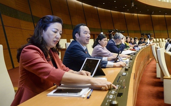 NA deputies press the button to vote for the adoption of the Vietnam Border Defence Law during the legislature's 10th session on November 11. (Photo: quochoi.vn)