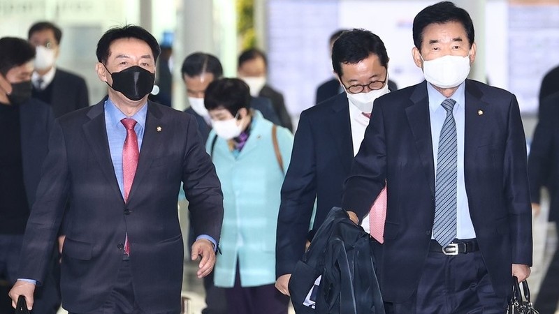 Kim Jin-pyo (R), a lawmaker of the ROK's ruling Democratic Party, and other members of the ROK-Japan Parliamentarians Union, arrive at Incheon airport before their departure for Tokyo. (Photo: Yonhap)