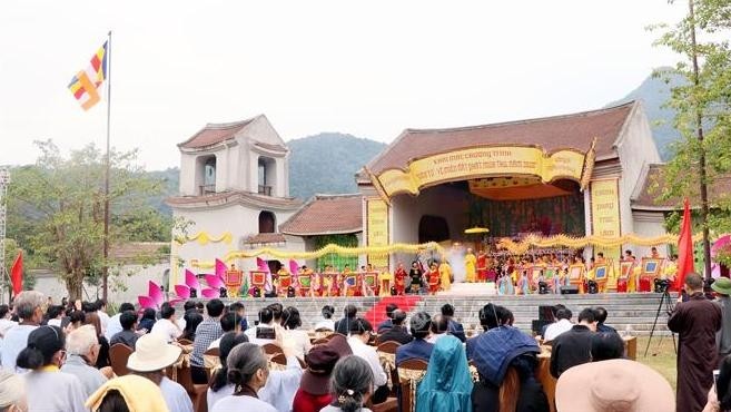 Local residents and tourists attend the opening ceremony. (Photo: VNA)