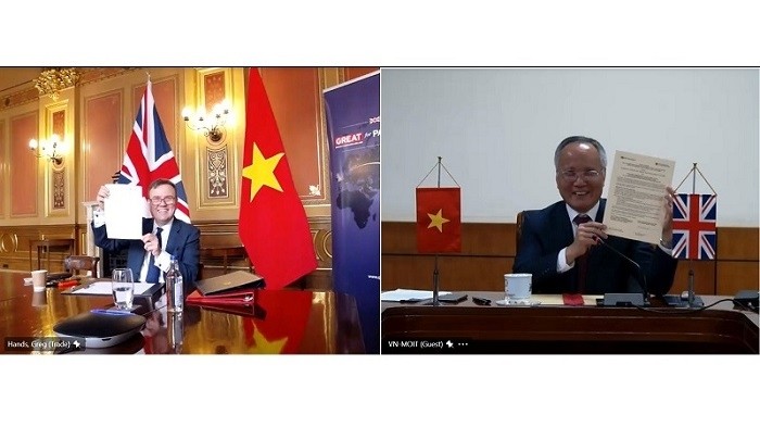 Vietnamese Deputy Minister of Industry and Trade Tran Quoc Khanh (R) and the UK’s Minister of State for Trade Policy Greg Hands sign the letter of intent to officially recognise the collaboration in developing a National Trade Repository for Vietnam.