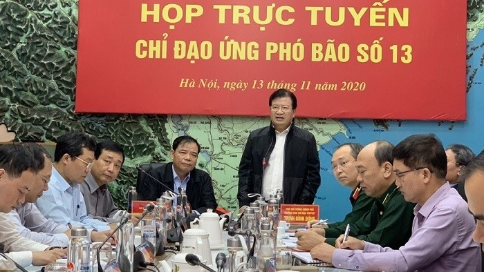 Deputy Prime Minister cum Head of the Central Steering Committee for Disaster Response Trinh Dinh Dung speaks at the meeting on November 13, 2020. (Photo: NDO/Hoa Lan)