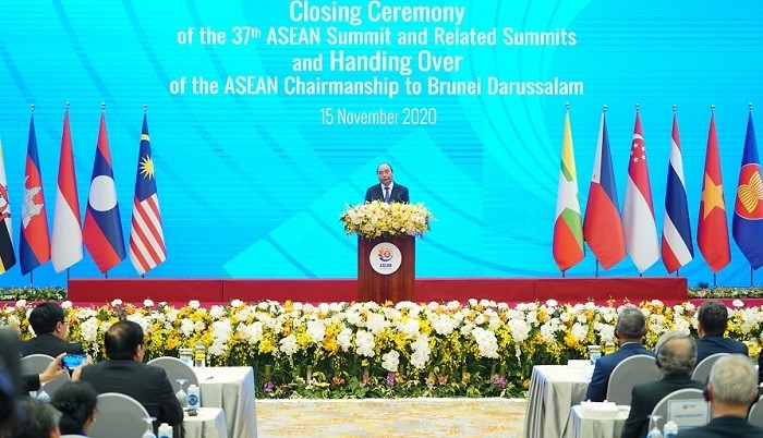Prime Minister Nguyen Xuan Phuc delivers his closing remarks to the 37th ASEAN Summit and related summits. (Photo: VGP)