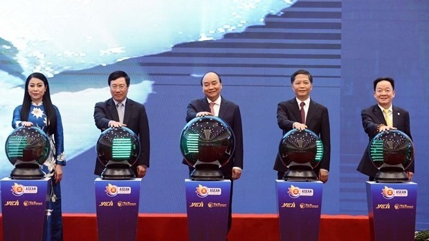 Prime Minister Nguyen Xuan Phuc (centre) and Vietnamese officials at the launch of the ASEAN Smart Logistics Network in Hanoi on November 14 (Photo: VNA)