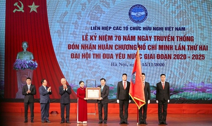 Deputy Prime Minister Pham Binh Minh (fifth from left) awards Ho Chi Minh Order to VUFO leaders at a ceremony in Hanoi on November 15 to mark the Union's 70th anniversary (Photo: VUFO)