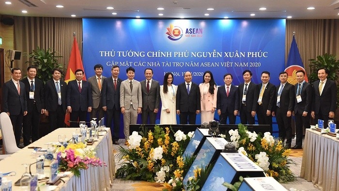 Prime Minister Nguyen Xuan Phuc (eighth from right) join a group photo with sponsors of the 37th ASEAN Summit and Related Summits in Hanoi on November 15, 2020. (Photo: NDO/Tran Hai)