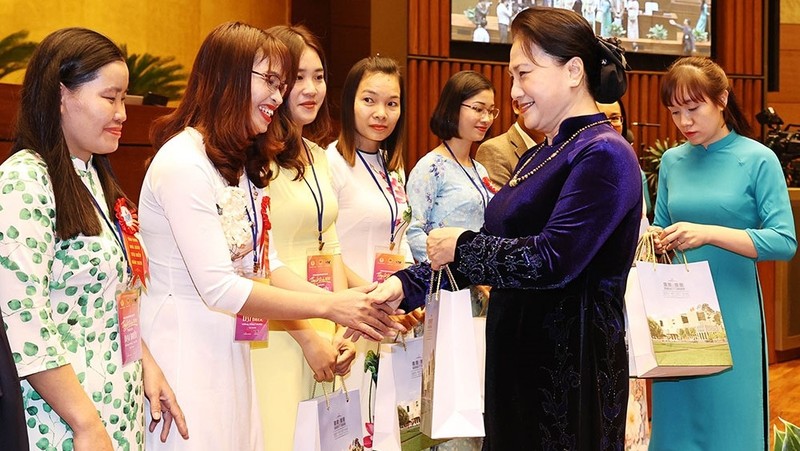 NA Chairwoman Nguyen Thi Kim Ngan presents gifts to the delegates. (Photo: VNA)