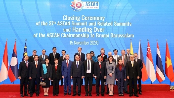 Prime Minister Nguyen Xuan Phuc (sixth from left, first line) poses a photo with delegates to the closing ceremony of the 37th ASEAN Summit and Related Summits. (Photo: VNA)