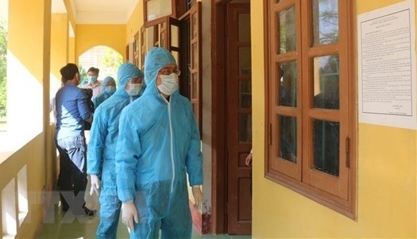 Medical workers examine a concentrated quarantine establishment in Ha Nam province (Photo: VNA)