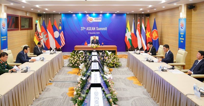 PM Nguyen Xuan Phuc chairing the plenary session of the 37th ASEAN Summit (Photo: NDO)