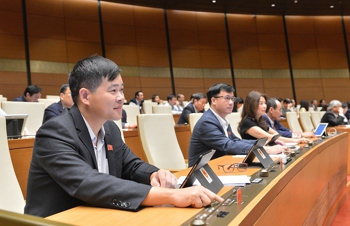 NA deputies vote to adopt a resolution on urban administration model in Ho Chi Minh City. (Photo: quochoi.vn)