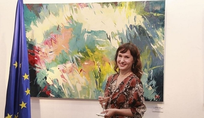 Polish painter Marta Kisiliczyk at her exhibition (Photo: dangcongsan.vn)