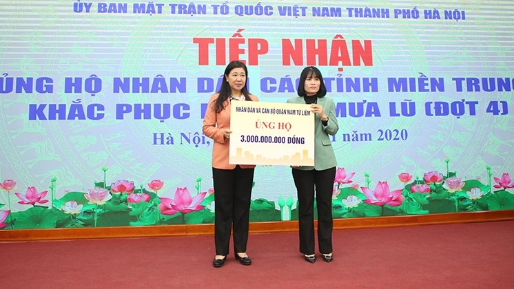 The Vietnam Fatherland Front Committee, Hanoi chapter receives donations to support flood victims.
