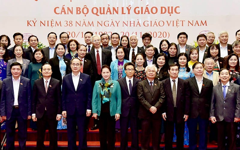 NA Chairwoman Nguyen Thi Kim Ngan and the delegates at the meeting 