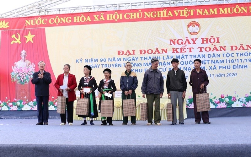Politburo member and Permanent member of the Secretariat Tran Quoc Vuong presented gifts to households in Na Tam village.