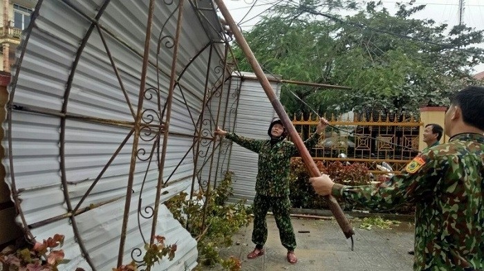 Quang Binh Border Guards repair the roof of a kindergarten in Dong Hoi City after the facility was hit by Storm Vamco on Sunday, November 15, 2020. (Photo: NDO)