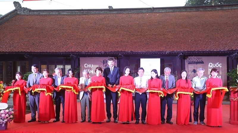 Delegates cut the ribbon to open the exhibition “Chu Van An - Thuong Tuong Son Dau".