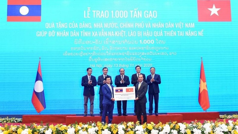 Deputy Minister of Foreign Affairs Nguyen Quoc Dung (right) hands over the token of the relief aid of 1,000 tonnes of rice from the Vietnamese Government to Lao Deputy Ambassador to Vietnam Chanthaphone Khammanichanh (Photo: baoquocte)