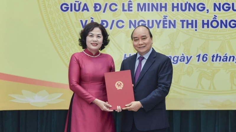 Prime Minister Nguyen Xuan Phuc and new central bank governor Nguyen Thi Hong (Photo: SBV)